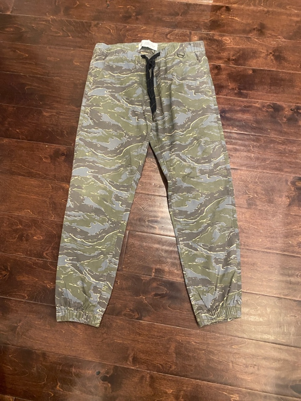 Drakes Men's Green Camouflage Joggers